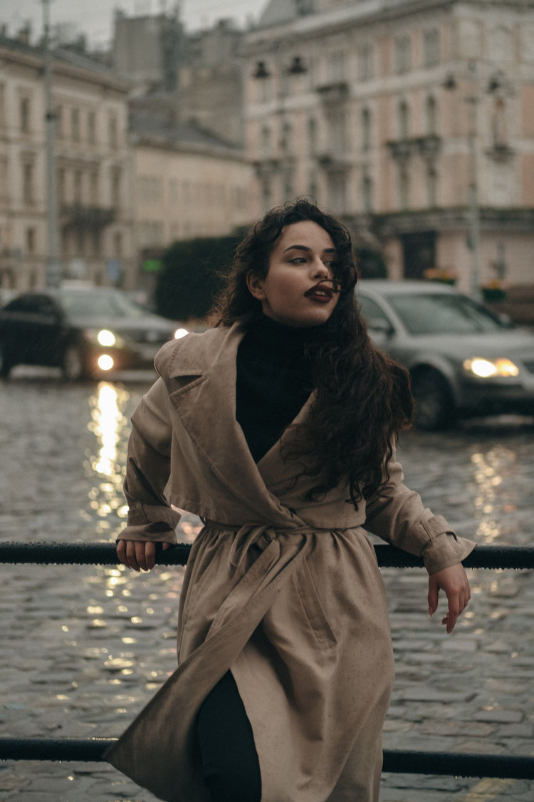 Mujer con trench beige en una calle urbana