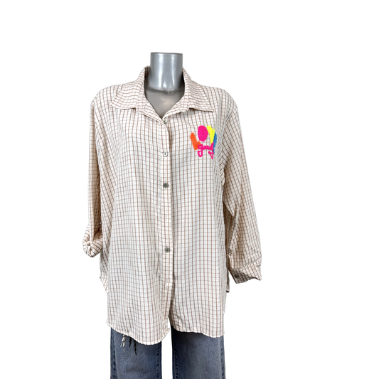 Camisa oversize de cuadros con pájaro bordado beige, foto real 1