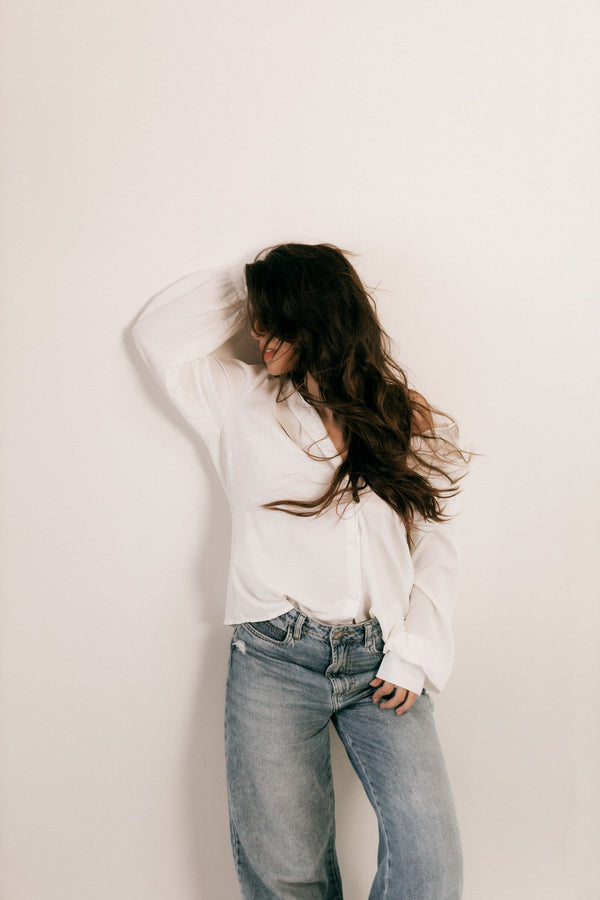 Camisa blanca oversize con vaqueros