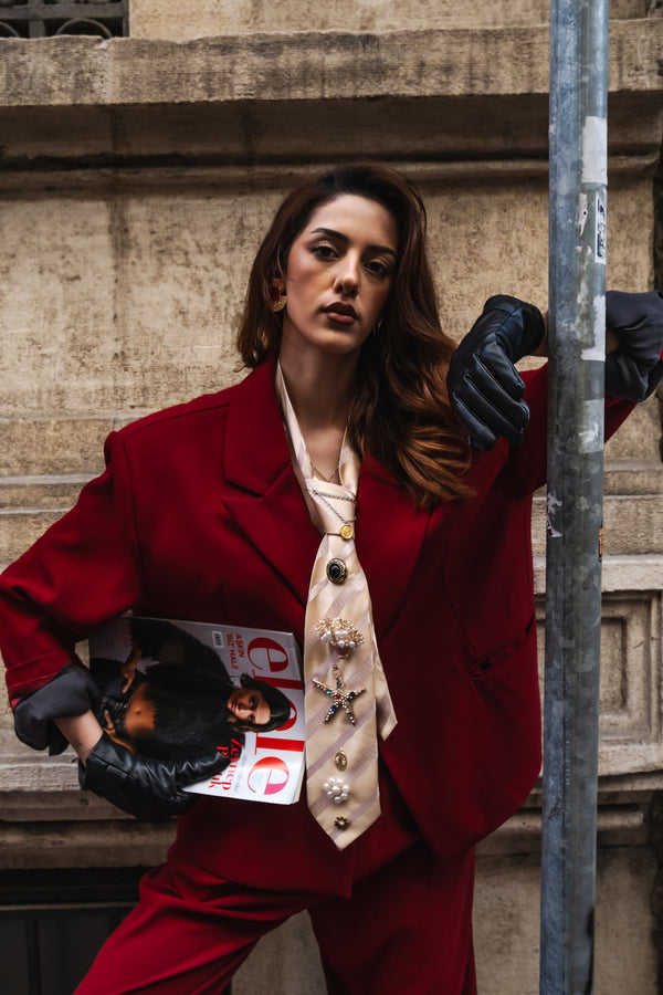 Conjunto de traje rojo completo estilo editorial