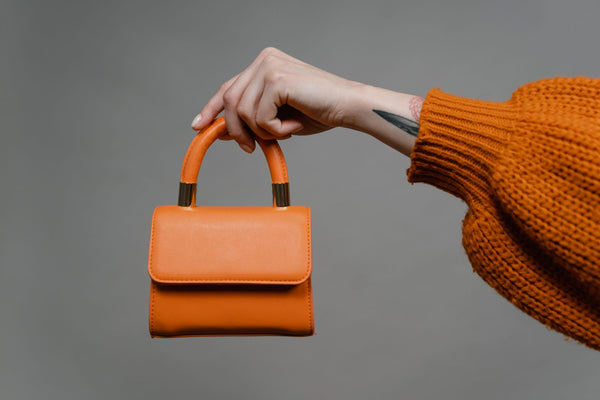 Bolso de hombro de piel color ámbar